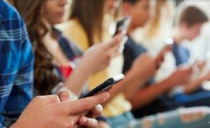 facebook resim 2 2 - Facebook, Zararlı İçerikten Gençleri Uyaracak.