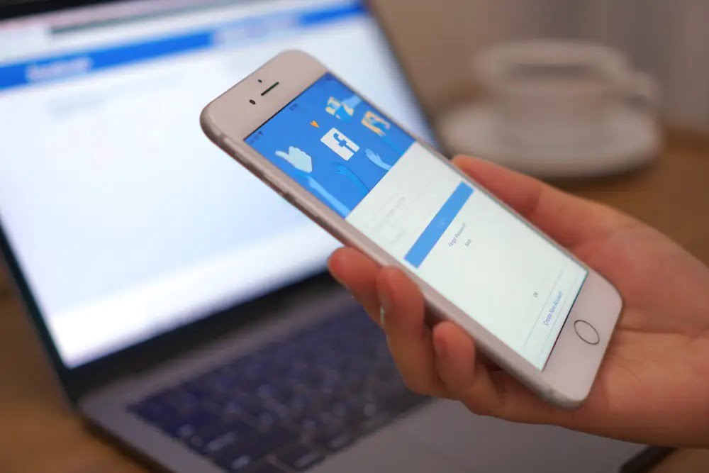 Yer Bildirimi Check in Ozelligi ile Facebook Paylasimina Konum Nasil Eklenir kapak - Yer Bildirimi (Check-in) Özelliği ile Facebook Paylaşımına Konum Nasıl Eklenir?