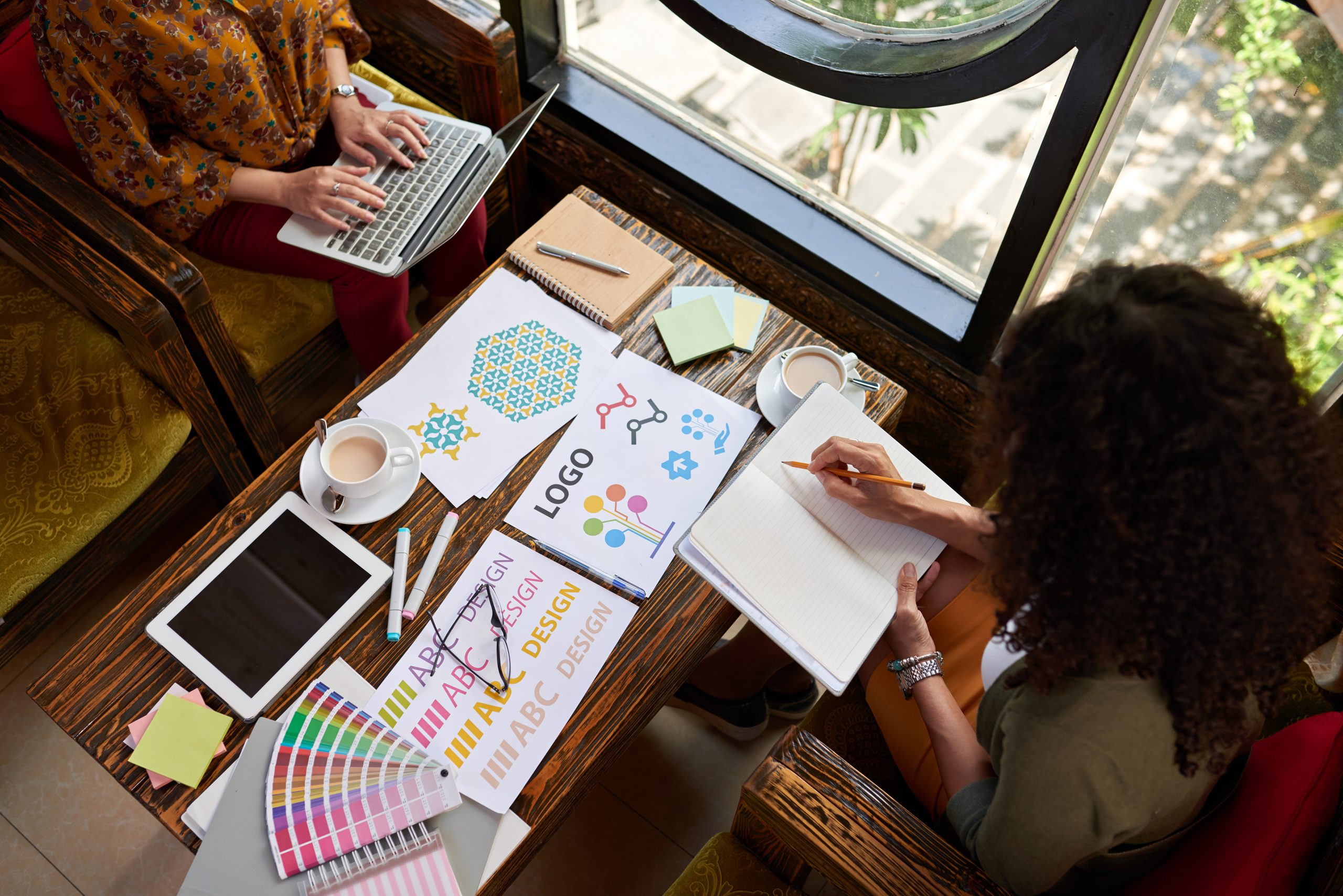 startup logosu ve marka kimligi icin tasarimci nasil bulunur ongorsel scaled - Startup Logosu ve Marka Kimliği için Tasarımcı Nasıl Bulunur?