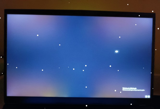 Monster siyah ekran da kalıyor