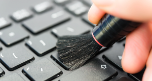 Bir bilgisayar klavyesinde, klavye tuşları temizleme işlemi sırasında kullanıcılara sunulan bir görsel.