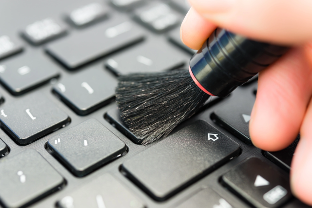 Bir bilgisayar klavyesinde, klavye tuşları temizleme işlemi sırasında kullanıcılara sunulan bir görsel.