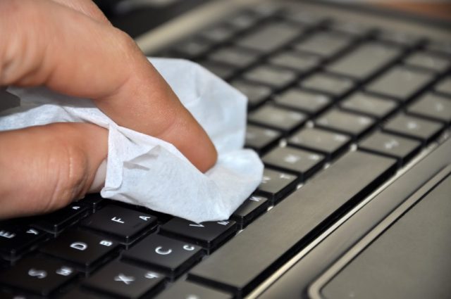 Bir bilgisayar klavyesinde, klavye temizliğinin neden önemli olduğunu anlatan bir görsel.