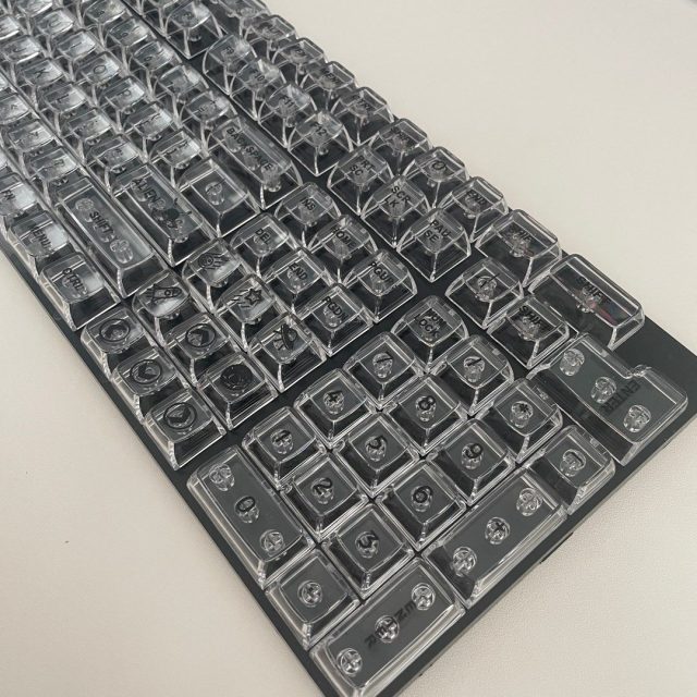 Bir bilgisayar klavyesinde, tuş boşluklarını temizleme işlemi sırasında kullanıcılara sunulan bir görsel.