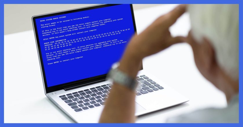 Bilgisayar ekranında bir hata mesajıyla birlikte çökmüş bir bilgisayar.