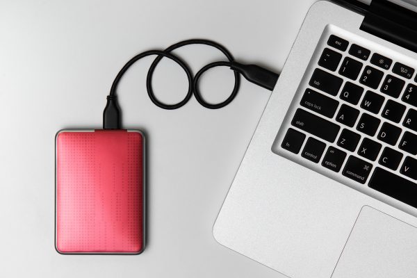 Bilgisayarın doğru bir şekilde saklandığını gösteren bir görsel.