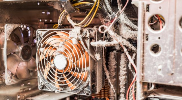 Bilgisayarın iç kısımlarındaki toz ve kirin temizlenmesi gösteren bir görsel.