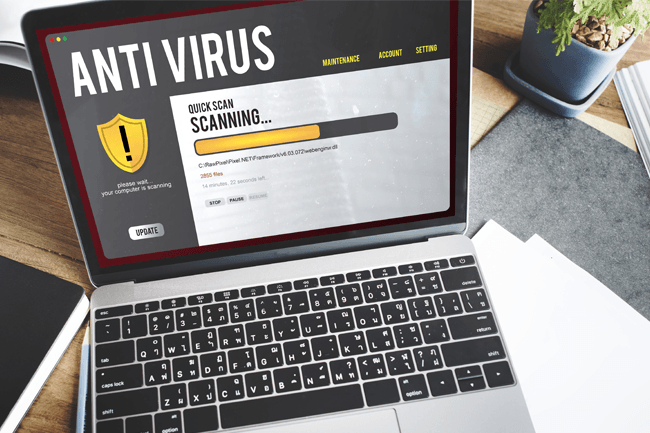 Bilgisayar ekranında Teamspeak logosu ve bir antivirüs simgesi.