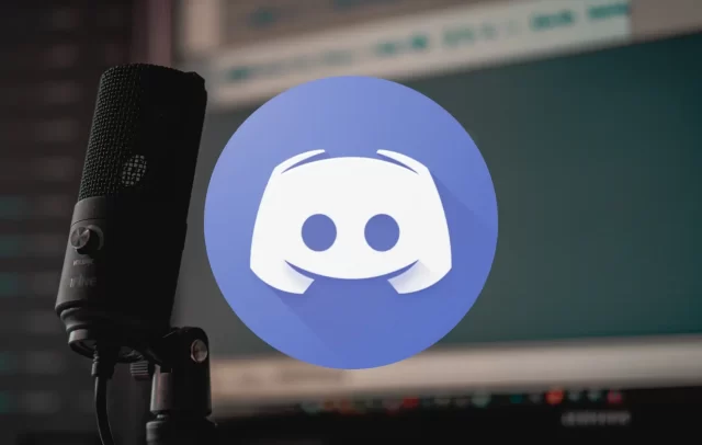 Bilgisayar ekranında Discord logosu ve bir mikrofon simgesi.