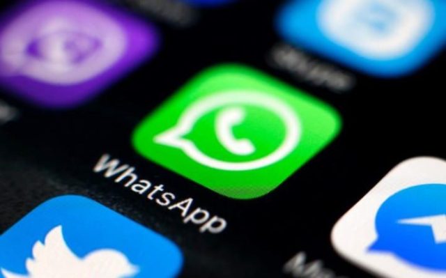 WhatsApp'ta GIF kaynağını Tenor'a ayarlamanın adımlarını gösteren bir görsel.