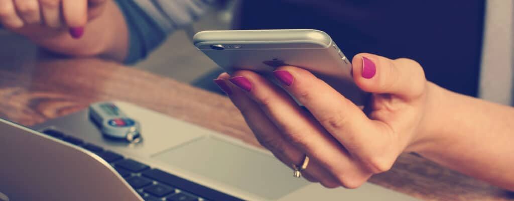 Kilit sembolü ve soru işareti.