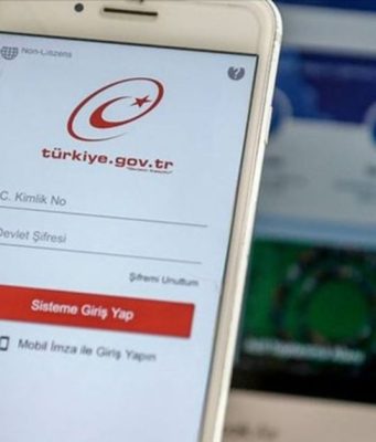 Bir bilgisayarda e-Devlet Kapısı'nda oturma izni değişikliği yapılıyor