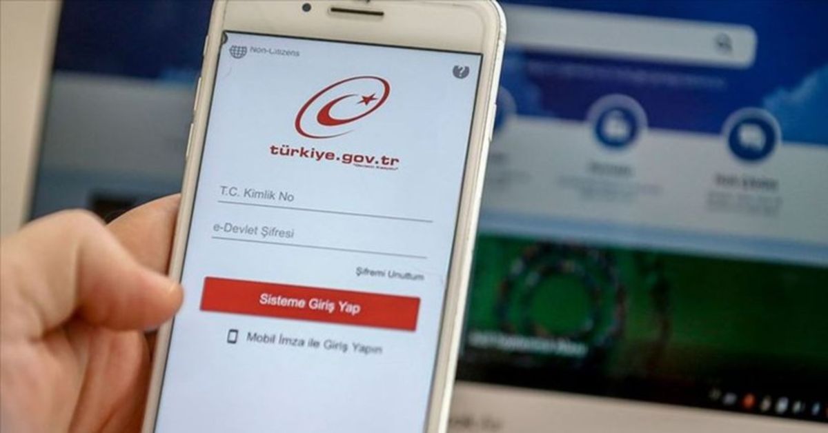 Bir bilgisayarda e-Devlet Kapısı'nda oturma izni değişikliği yapılıyor