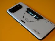 ASUS ROG Phone 6'nın performans ayarları menüsü açıkken bir el telefona dokunuyor.