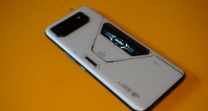 ASUS ROG Phone 6'nın performans ayarları menüsü açıkken bir el telefona dokunuyor.