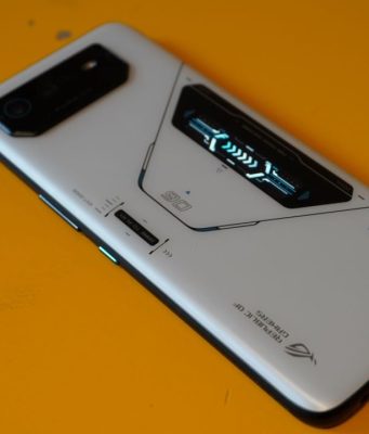 ASUS ROG Phone 6'nın performans ayarları menüsü açıkken bir el telefona dokunuyor.