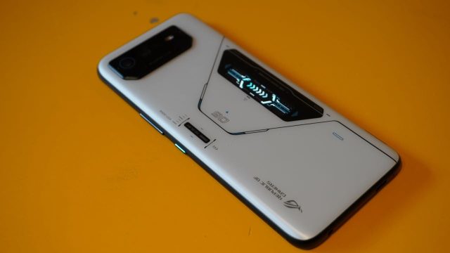 ASUS ROG Phone 6'nın performans ayarları menüsü açıkken bir el telefona dokunuyor.