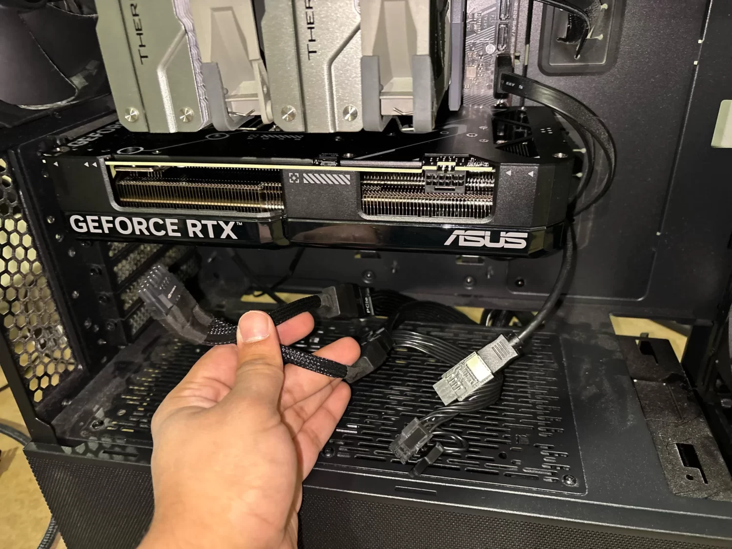 R5 7500F işlemci ve RTX 4070 ekran kartı ile ilgili sistemde 'sinyal yok' hatasını çözmek için önerilen adımları gösteren bir infografik. Görsel, çeşitli çözüm yollarını adım adım açıklar.