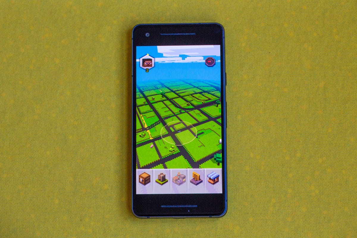 Android telefonda Minecraft sunucusu kurma sürecini gösteren bir görsel.