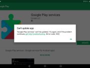 Google Play uygulamasında güncelleme sorunlarıyla ilgili bir kişi telefonunu kontrol ediyor.