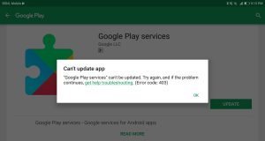 Google Play uygulamasında güncelleme sorunlarıyla ilgili bir kişi telefonunu kontrol ediyor.