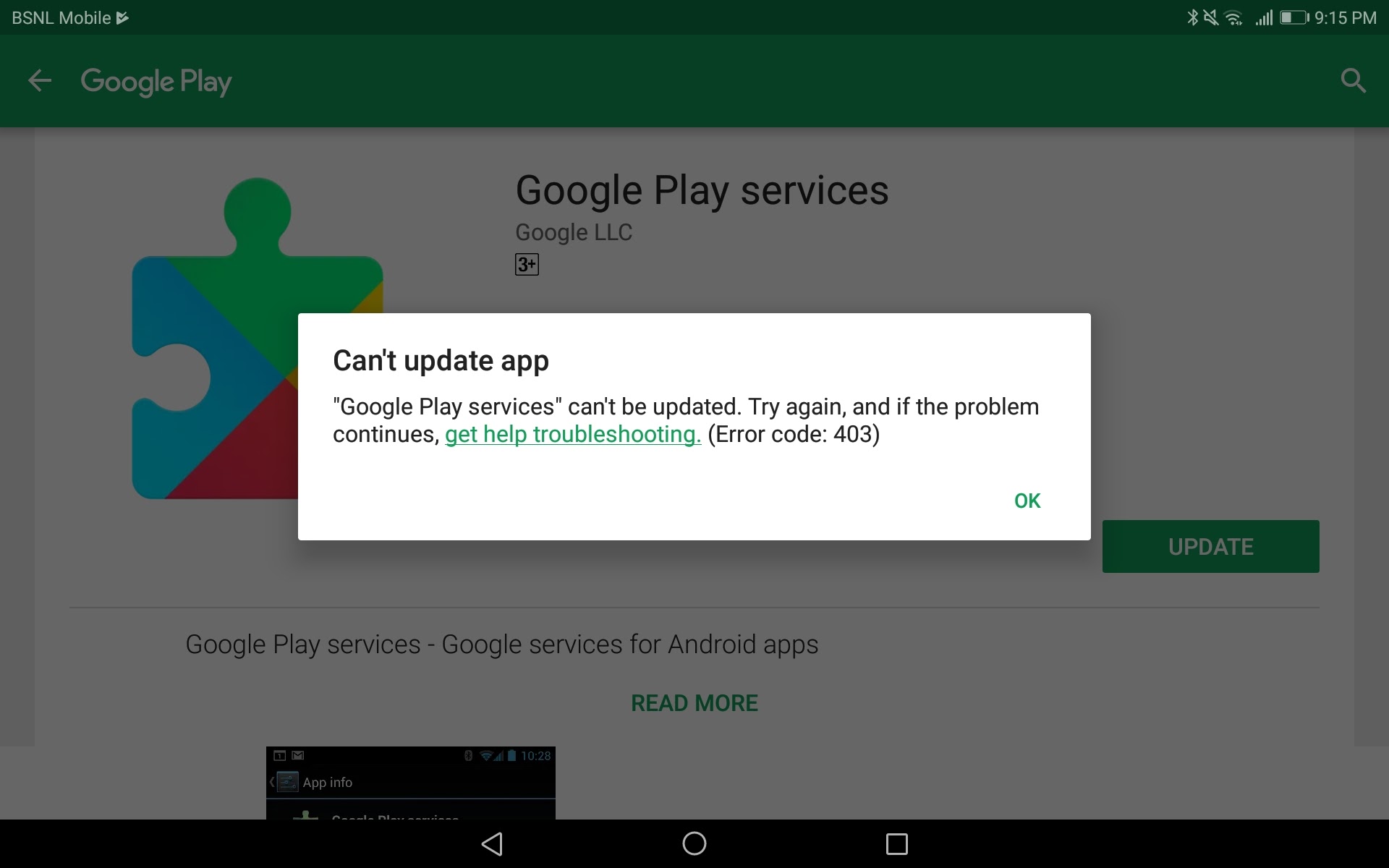 Google Play uygulamasında güncelleme sorunlarıyla ilgili bir kişi telefonunu kontrol ediyor.