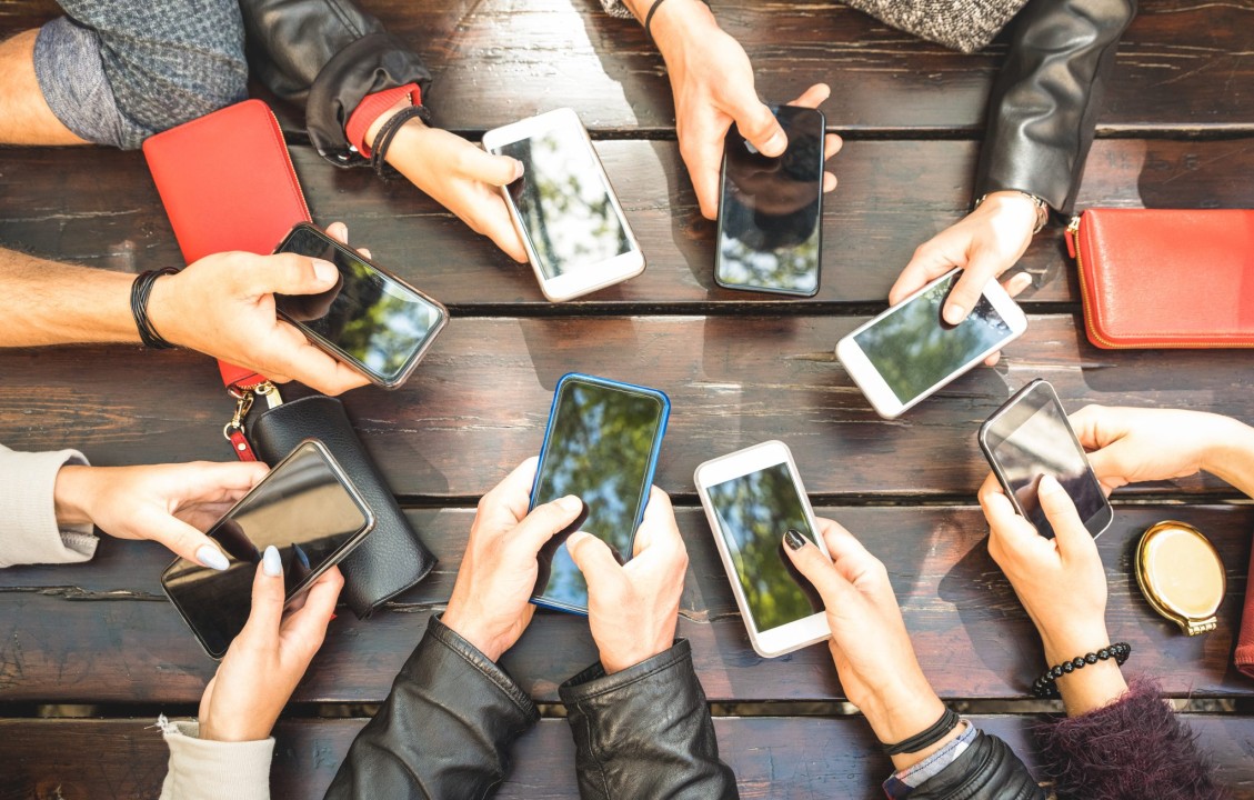 Kaçak telefon kullanımının toplumsal etkilerini gösteren görsel.