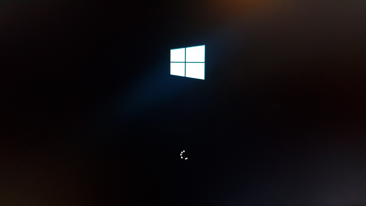 Windows logosunun yukarı kayma sorununu gösteren bir ekran görüntüsü.