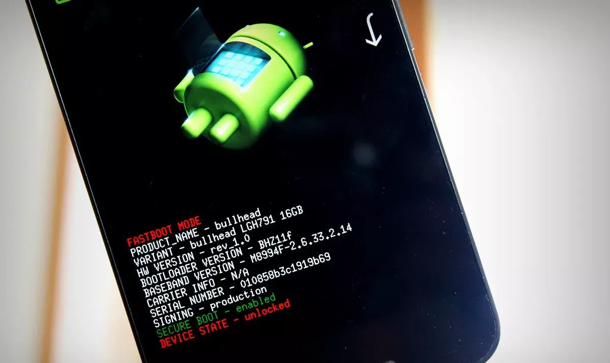 ADB ile Root Atma Bootloader kilidinin açılma sürecini gösteren bir görsel.