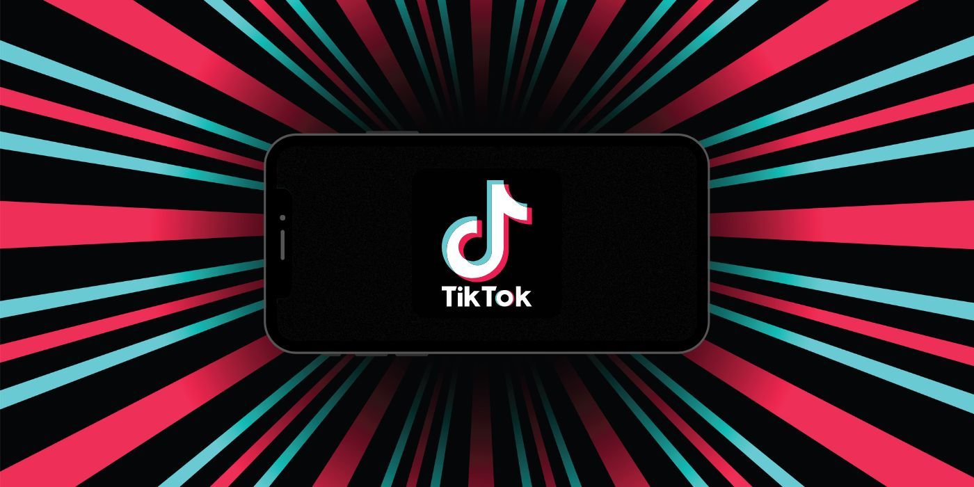 Bir kişi, TikTok videosundaki metne arka plan eklemek için akıllı telefonunu kullanıyor.