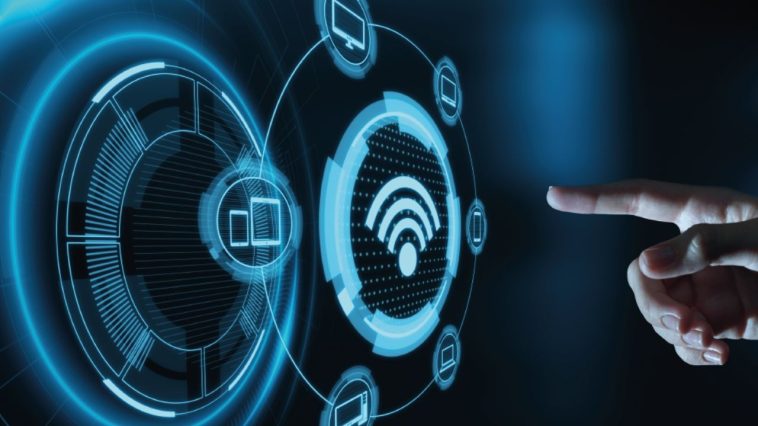 Ping Nasıl Düşürülür Wi-Fi sinyal gücünü artırmaya yönelik bir modem ve bilgisayar görseli.