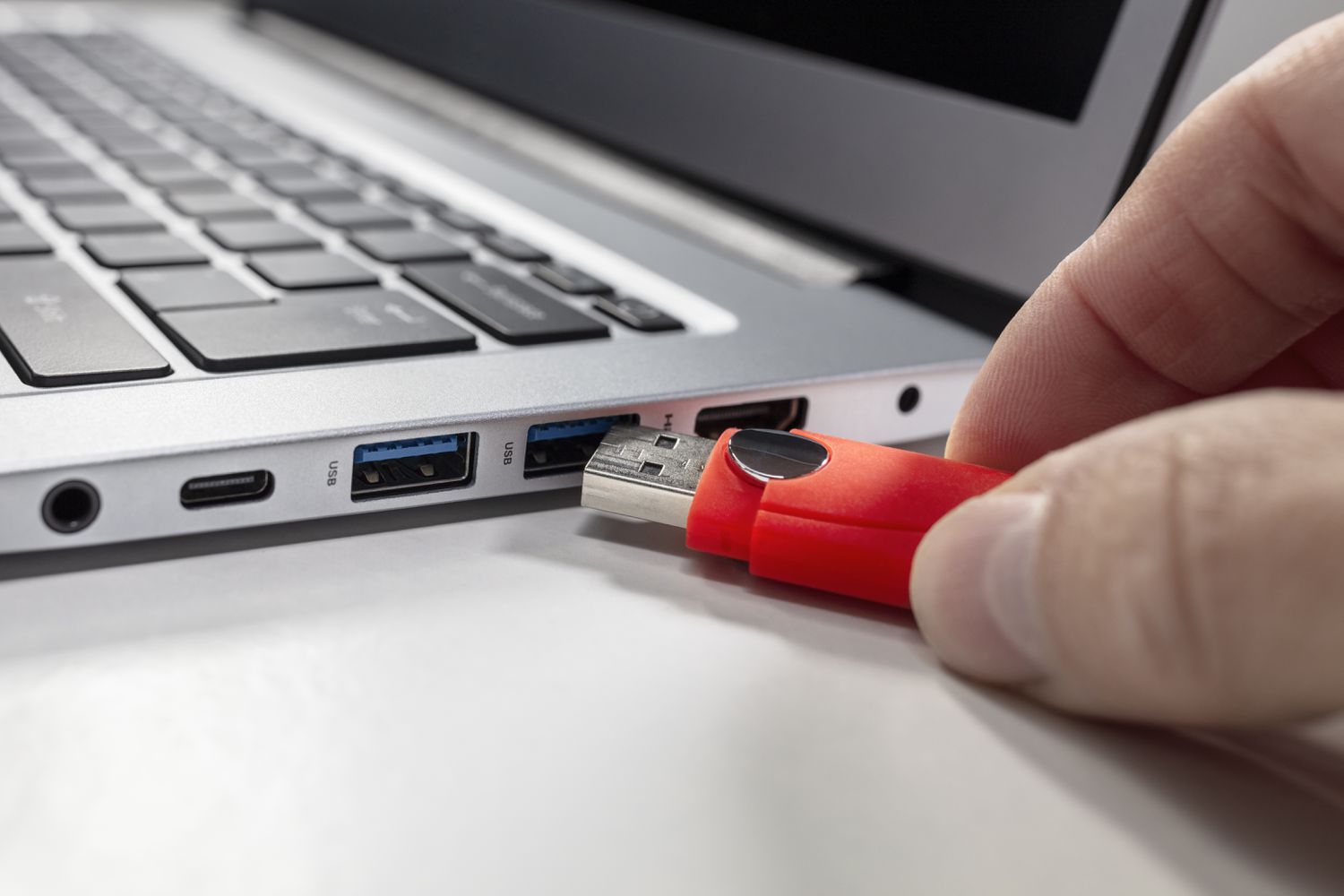 USB cihazınız bilgisayarınızda gözükmesine rağmen çalışmıyorsa, cihazın doğru çalışıp çalışmadığını anlamak için başka bir bilgisayarda deneyin.