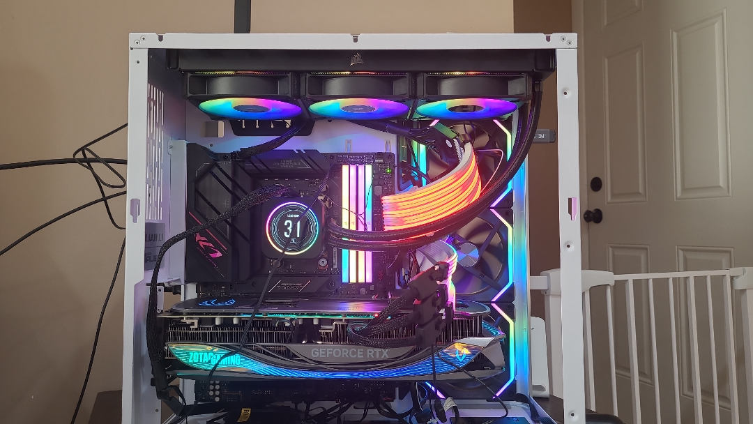 Ekran kartının fanı dönmüyor; bilgisayar kasası içinde görünüm.