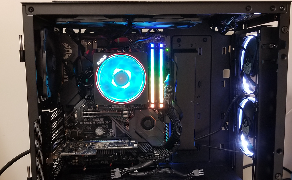 RGB aydınlatması devre dışı bırakılmış bir bilgisayar fanının bağlantısının kesildiği an.