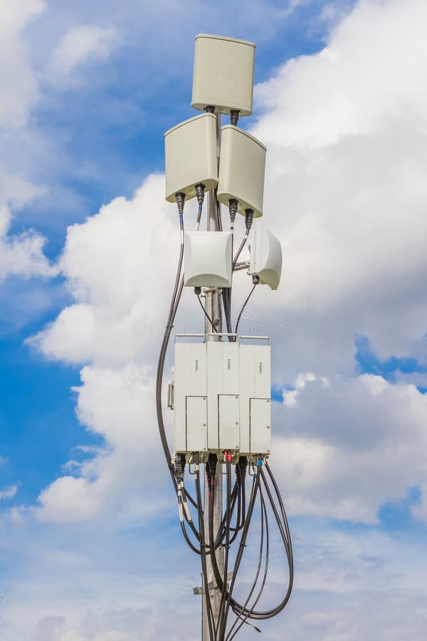 Uzaktaki Modeme Wi-Fi ile Bağlanma Uzak mesafelerde Wi-Fi kullanımının zorluklarını gösteren bir görsel.