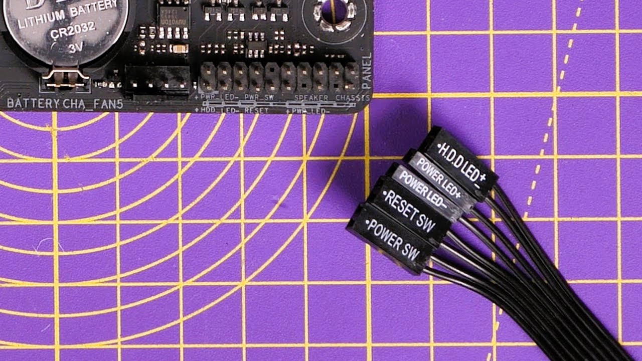 Bilgisayar kasasının içi açılmış, bağlantılar ve bileşenler kontrol ediliyor.