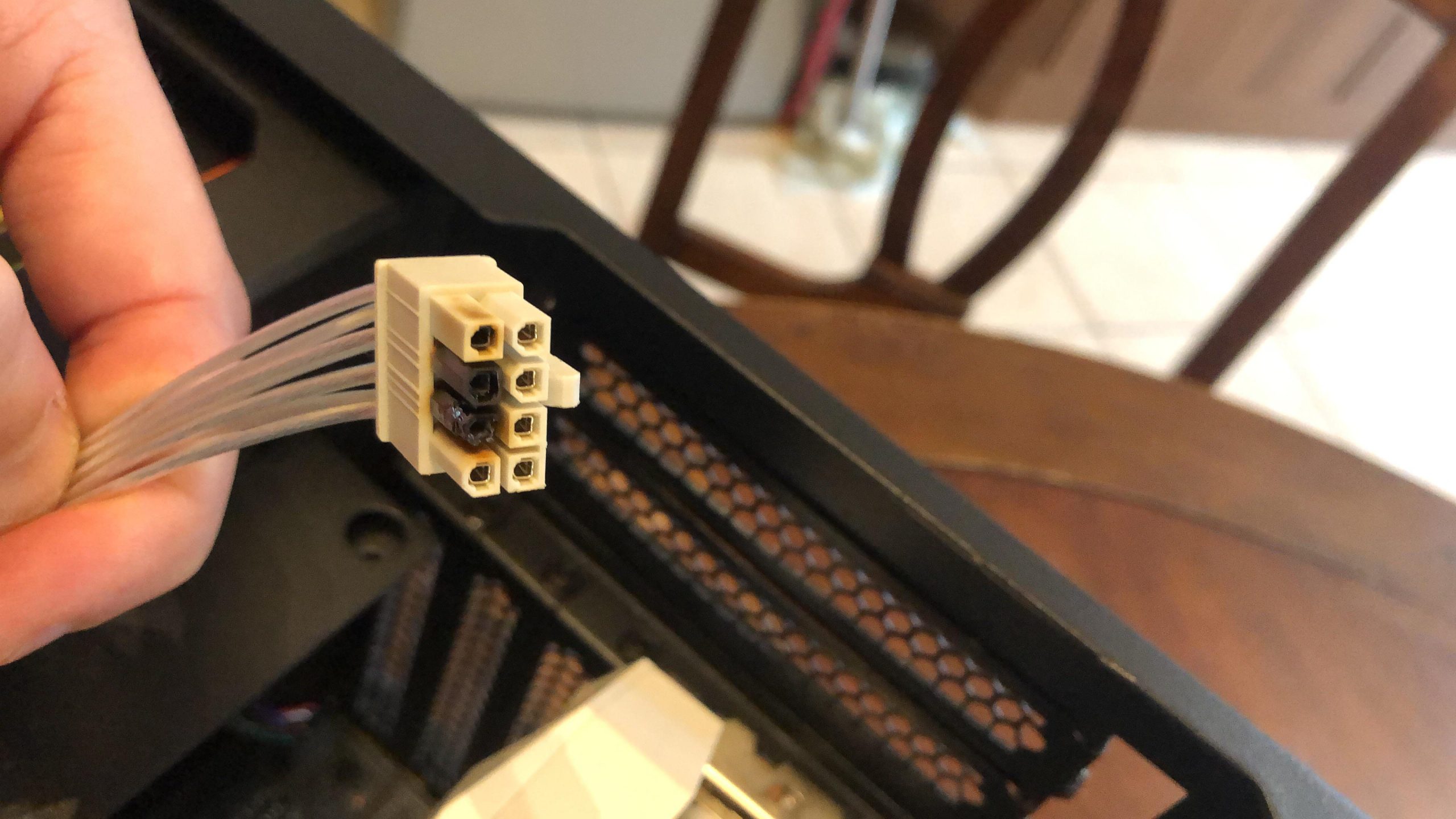 PSU kablosu aşırı ısınarak güvenlik riski oluşturuyor.