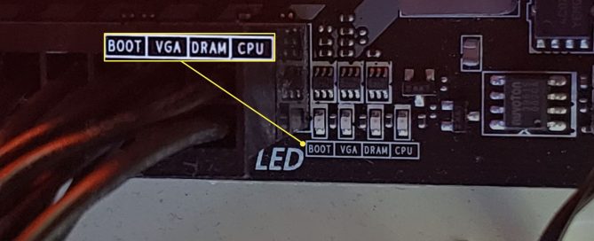 Anakartın kırmızı ışığı yanıyor ve bilgisayar açılmıyor, bu da birçok kullanıcının karşılaştığı bir sorundur. Görselde, anakart üzerinde yanmaya devam eden kırmızı ışık ve buna bağlı hata uyarıları gösterilmektedir.