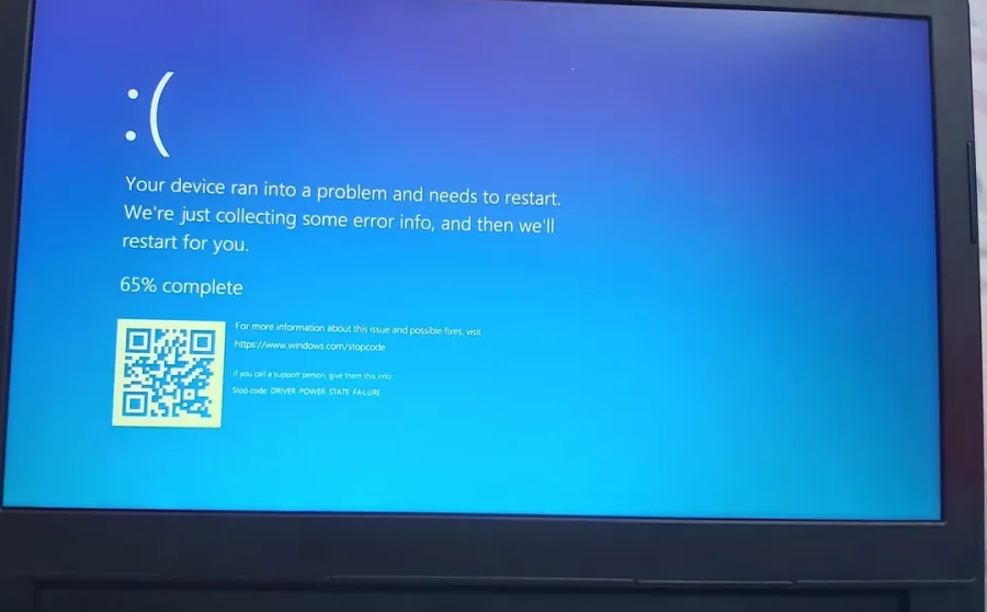 Drive Power State Failure Hatası "Driver Power State Failure" hatasının çözümü için bilgisayarında sürücü güncellemeleri ve ayar düzenlemeleri yapan bir kullanıcının ekranı.