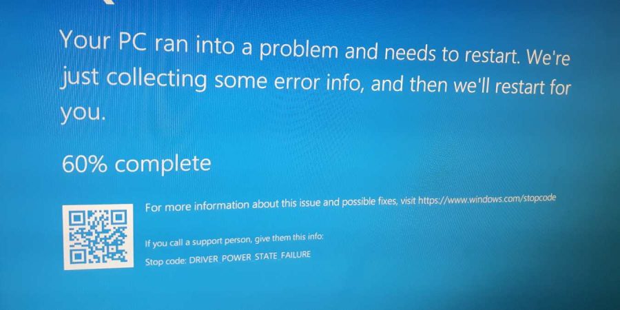 Windows 10'da "Driver Power State Failure" mavi ekran hatasıyla karşılaşan bir kullanıcının bilgisayar ekranı.