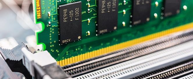 RAM değişimine rağmen açılmayan bilgisayar simgesi, donanım uyumsuzluğu ve bağlantı hatalarını ima eden detaylı ikonlar ile anlatılıyor.