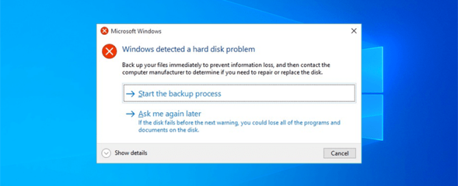 Windows’un sabit disk hatası algıladığını bildiren bir uyarı mesajı ve bilgisayar ekranı.