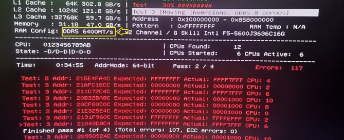 Bir bilgisayarın RAM slotlarında memtest hatası veren iki RAM modülü gösteren görsel.