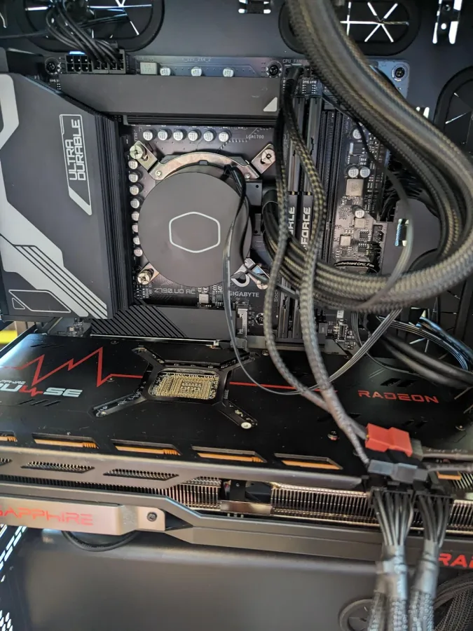 Bir bilgisayar kasasının içinde eski güç kaynağının yerine yeni bir güç kaynağının bağlandığını gösteren bir görsel.