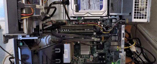 Dik konumda duran bir bilgisayar kasasının ön panelini ve güç düğmesini gösteren bir görsel.